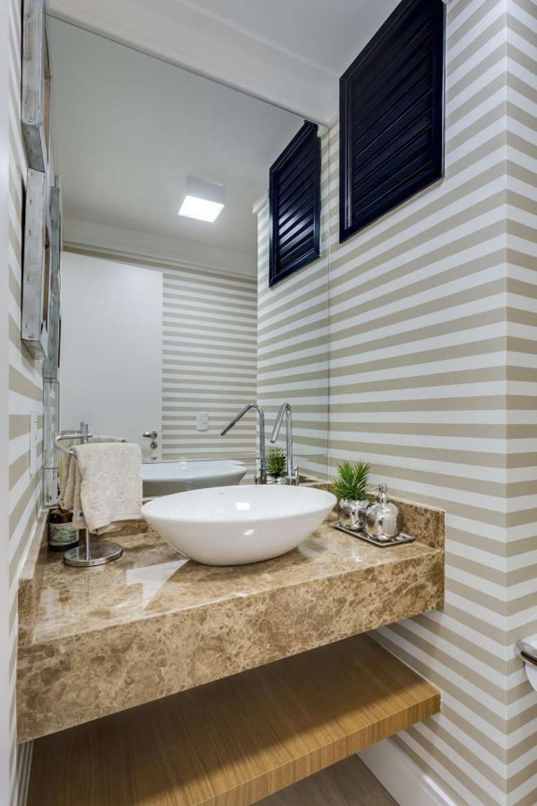 48. Decora&ccedil;&atilde;o com papel de parede para lavabo embaixo da escada pequeno &ndash; Foto Bender Arquitetura