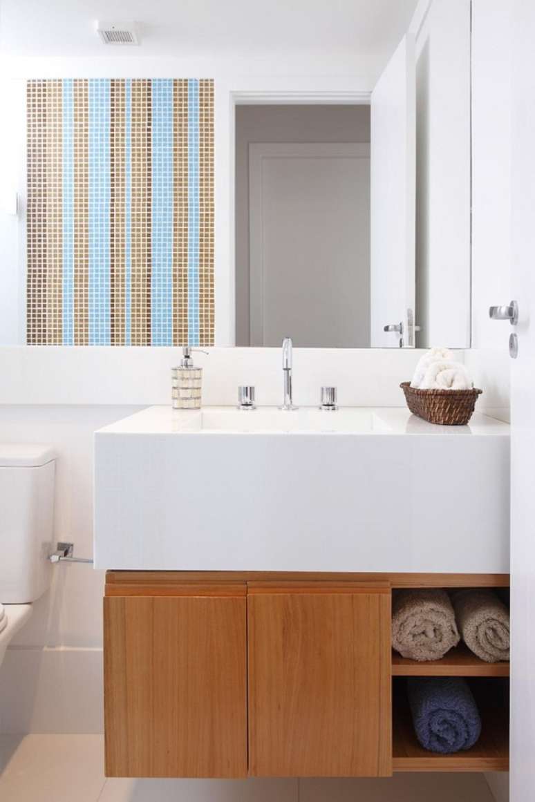 35. Lavabo embaixo da escada com gabinete de madeira e pia esculpida &ndash; Foto Marilia Caetano