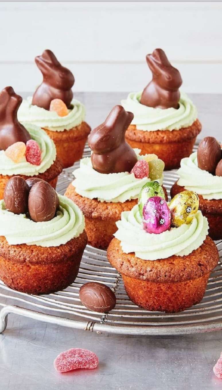 44. Ideias de p&aacute;scoa com coelhos de chocolate na cobertura -Foto Einfah Backen