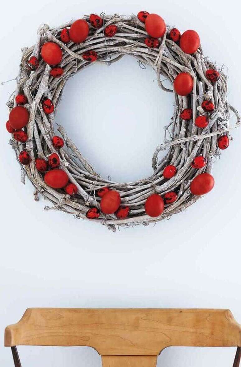 52. Modelo simples e r&uacute;stico de guirlanda de P&aacute;scoa com ovinhos vermelhos &ndash; Foto: Martha Stewart