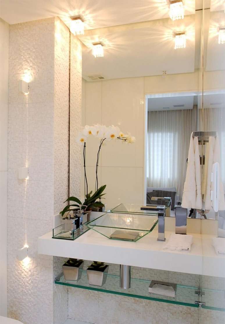 6. Decora&ccedil;&atilde;o com lavabo embaixo da escada e cuba de vidro &ndash; Foto Nagila Andrade