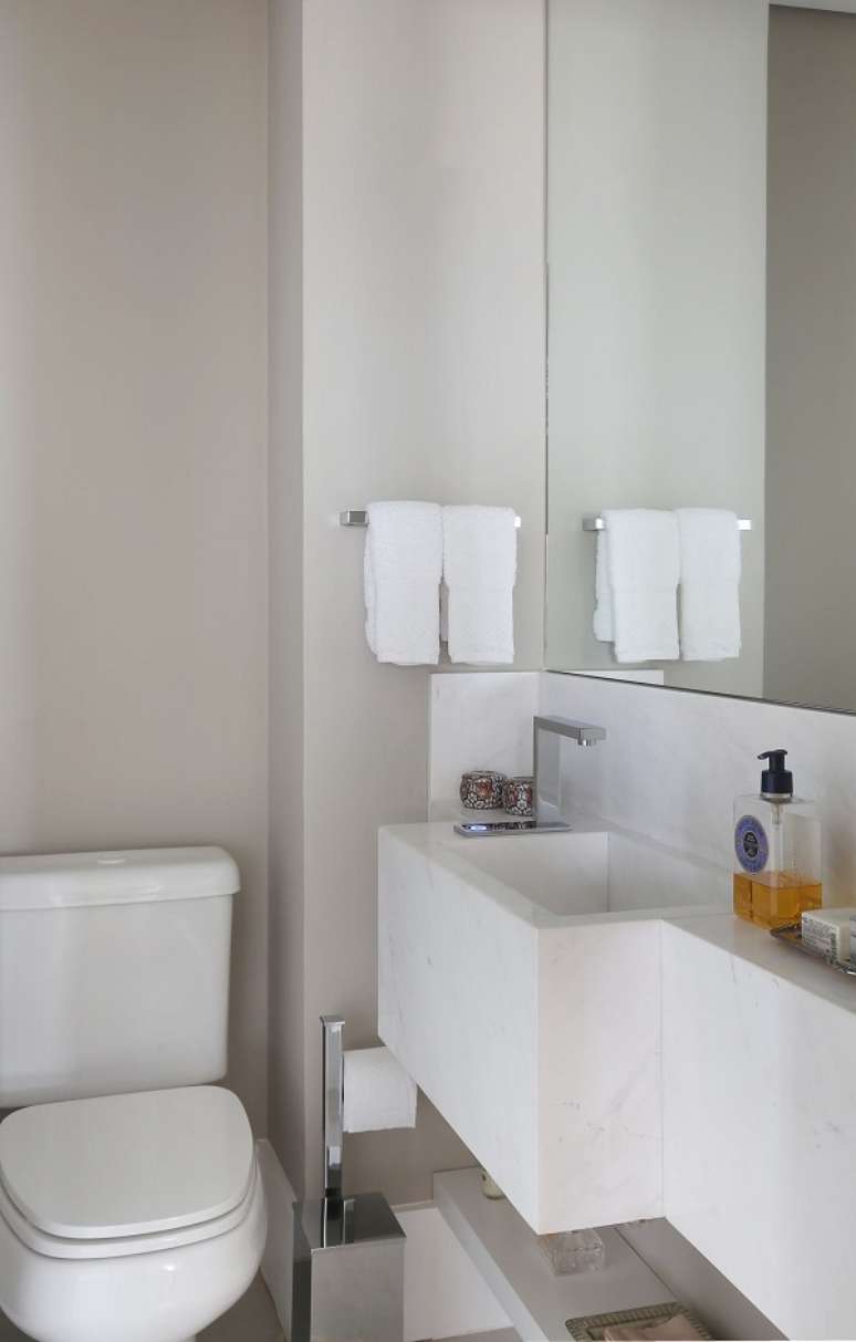 39. Lavabo embaixo da escada com decoracao branca e pia de m&aacute;rmore &ndash; Foto Karen Piscane