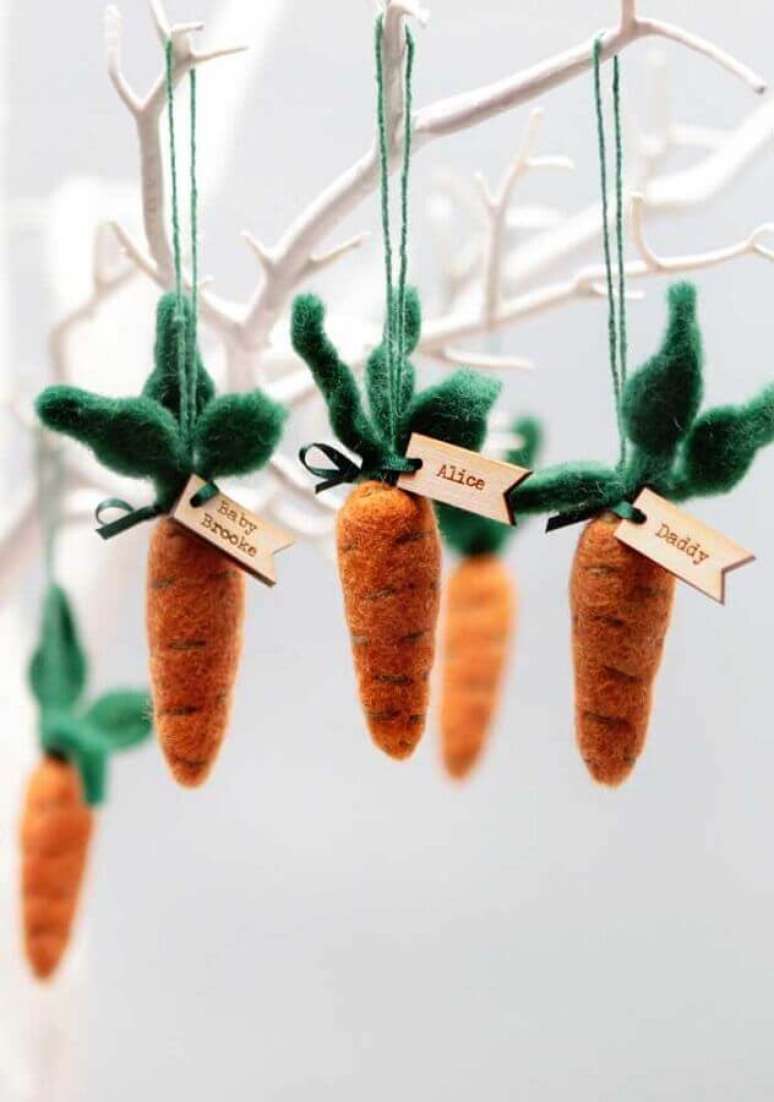 9. Lindo modelo de cenourinhas como enfeites de P&aacute;scoa decoradas com pequenas plaquinhas de madeira &ndash; Foto: Pinterest