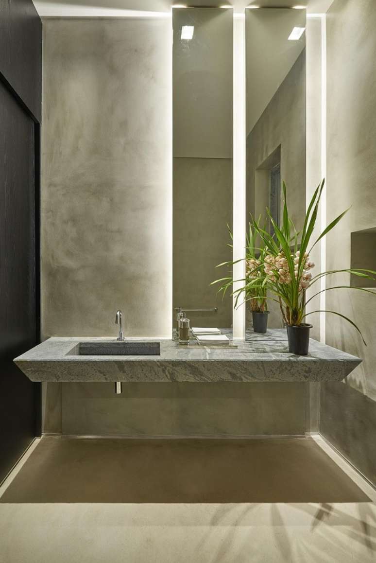 14. Pia esculpida para lavabo embaixo da escada &ndash; Foto Eduarda Correa