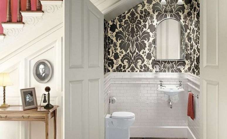 36. Lavabo embaixo da escada com papel de parede preto e branco -Foto Duplique Desembargador