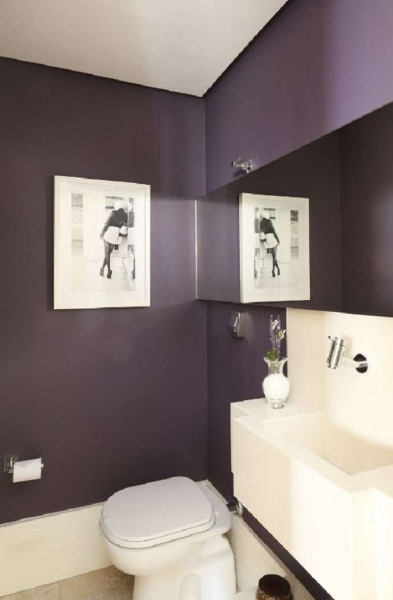 23. Lavabo embaixo da escada na cor roxa com pia branca &ndash; Foto Maira Marchio