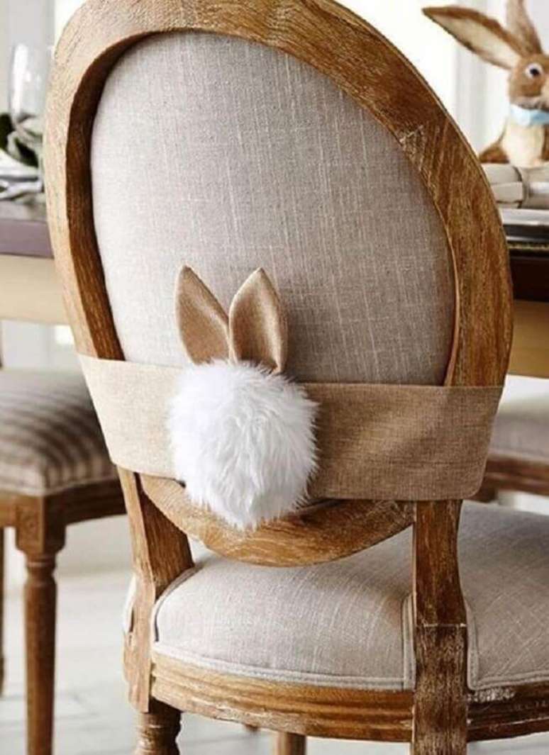 26. As cadeiras da mesa de jantar tamb&eacute;m podem receber modelos diferentes de enfeites de P&aacute;scoa &ndash; Foto: Pinterest