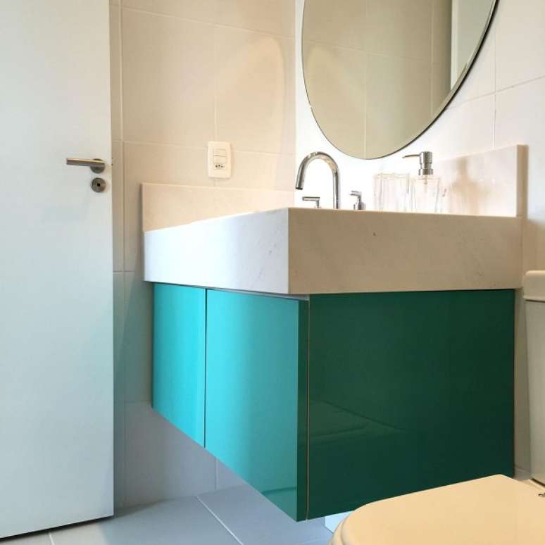3. Lavabo embaixo da escada com gabinete verde &aacute;gua &ndash; Foto Stephanie Esposito