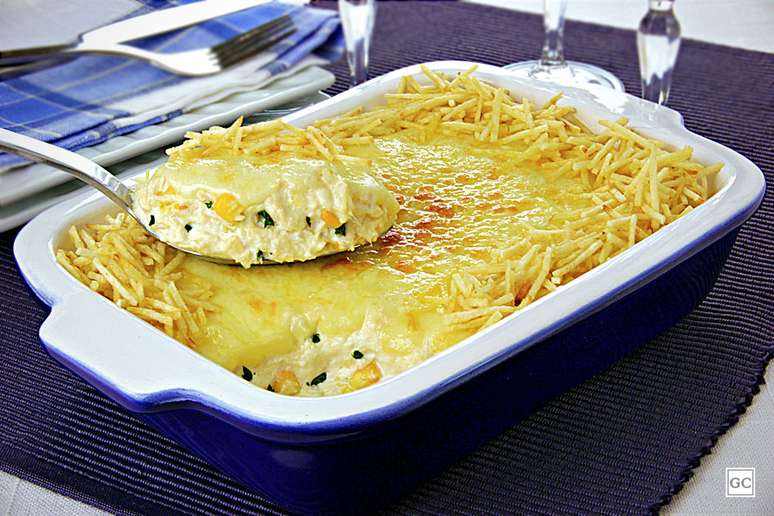 Fricass&ecirc; de frango com batata palha &ndash; Foto: Guia da Cozinha