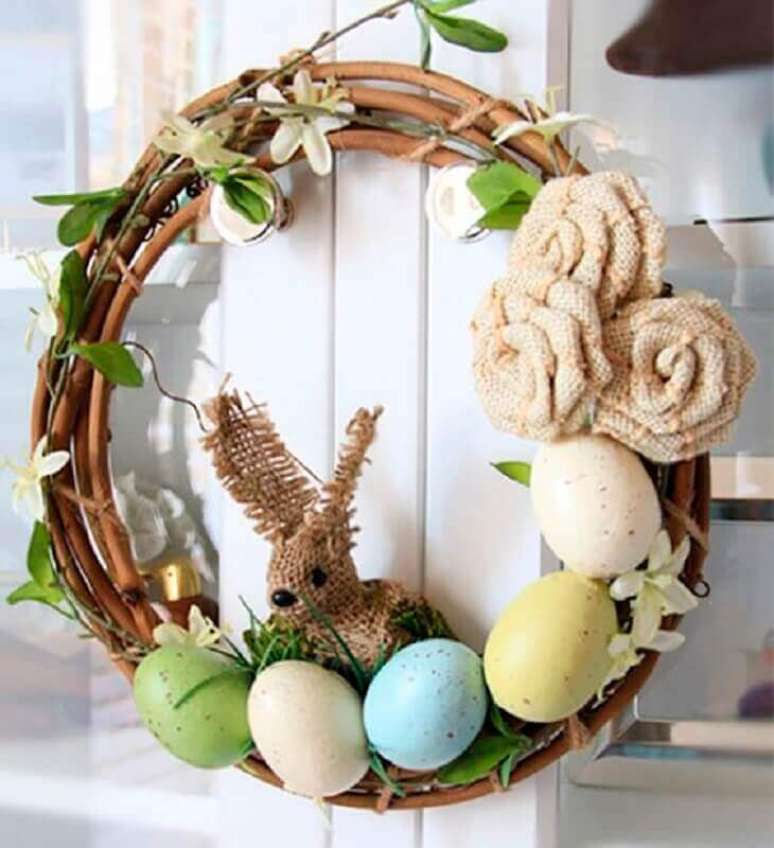51. Modelo de guirlanda r&uacute;stica para enfeite de P&aacute;scoa para porta &ndash; Foto: More Trends