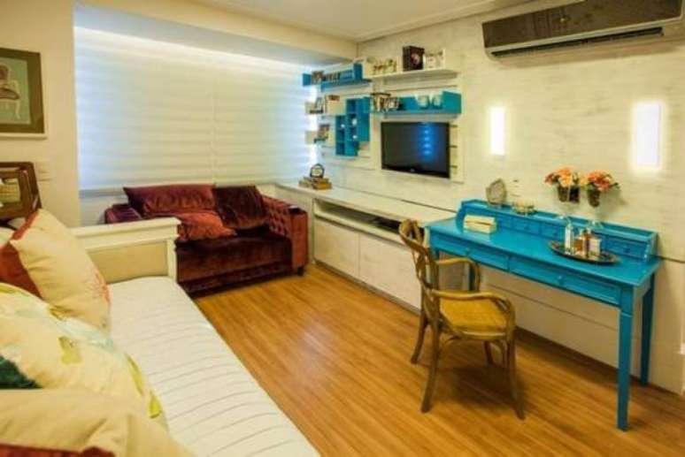 11. Quarto neutro com c&ocirc;moda antiga renovada, aposte nos m&oacute;veis usados!. Fonte: Decoratorist