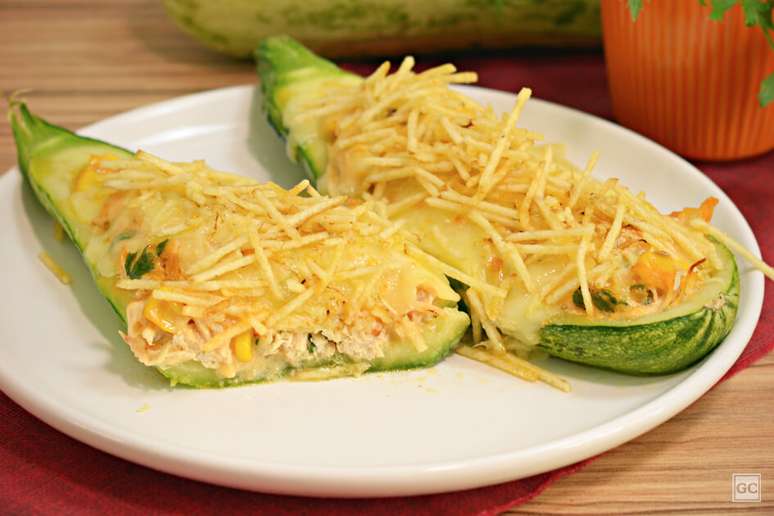 Fricass&ecirc; de frango na abobrinha &ndash; Foto: Guia da Cozinha