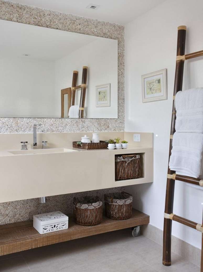 45. Decora&ccedil;&atilde;o com lavabo embaixo da escada e pia de m&aacute;rmore &ndash; Foto RBP Arquitetura e Interiores