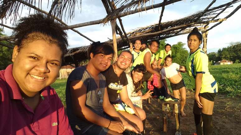 Time se preparando para entrar em campo; Neimar est&aacute; em p&eacute;, de uniforme