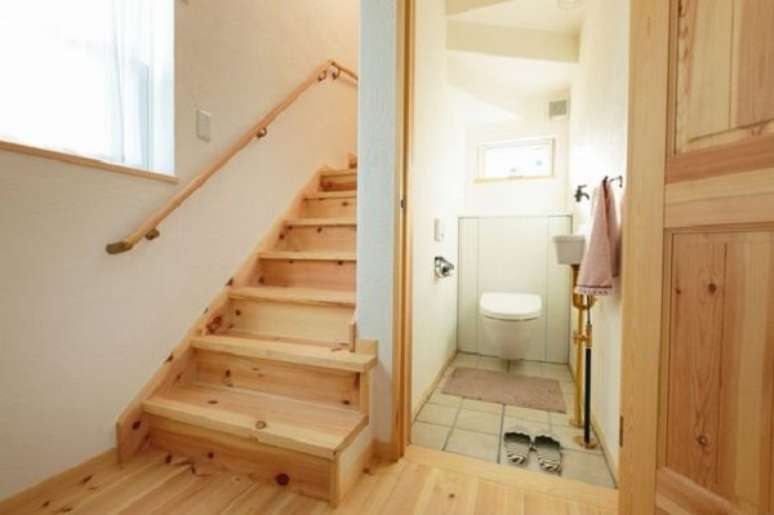 20. Lavabo embaixo da escada de madeira &ndash; Foto iGC