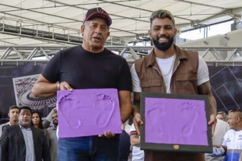 Ídolo eternizado! Ao lado de Nunes, Gabi marcou os pés na Calçada da Fama do Maracanã (Foto: Marcelo Cortes/Flamengo)