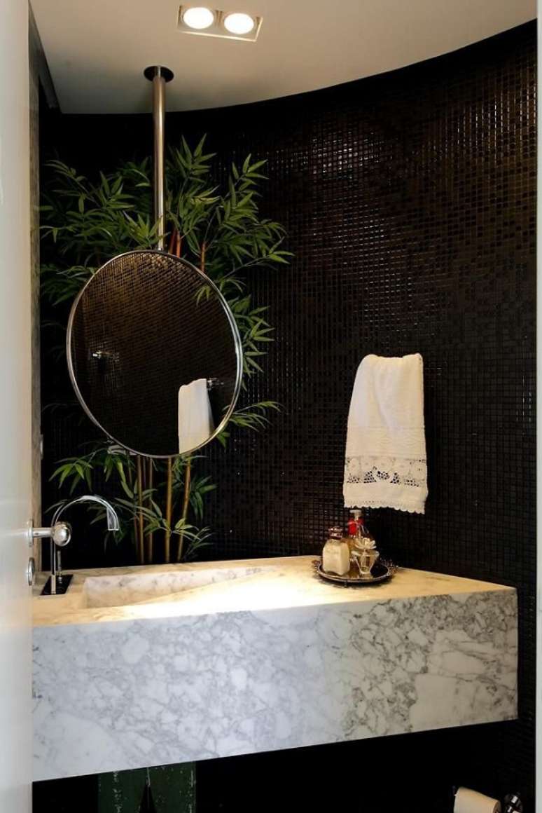 42. Decora&ccedil;&atilde;o moderna com lavabo embaixo da escada e pia de m&aacute;rmore &ndash; Foto Rodrigo Fonseca