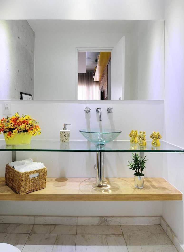 31. Lavabo embaixo da escada com pia e cuba de vidro na decora&ccedil;&atilde;o clean &ndash; Foto IBD Arquitetura