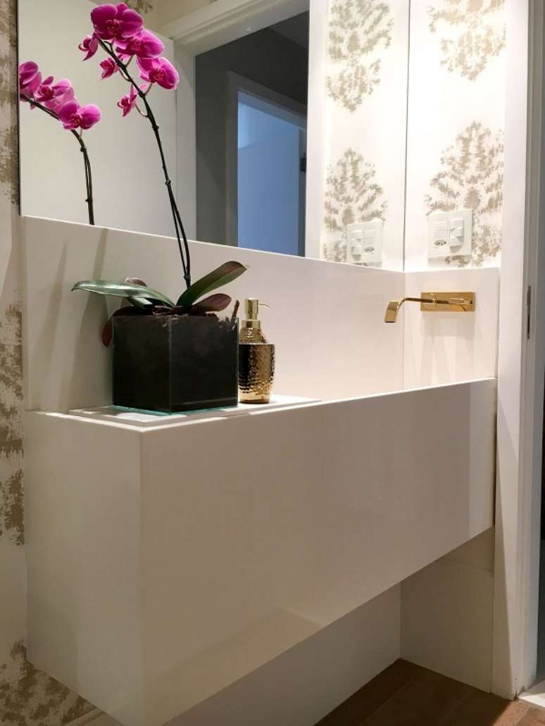 53. Decora&ccedil;&atilde;o com lavabo embaixo da escada e cuba esculpida &ndash; Foto Juliana de Sa