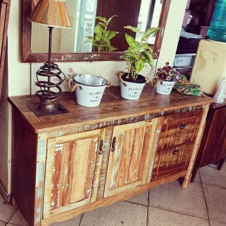 13. Os m&oacute;veis antigos com visual envelhecido s&atilde;o uma &oacute;tima op&ccedil;&atilde;o para deixar a decora&ccedil;&atilde;o mais charmosa. Foto de Antiquario Mercatudo Moveis Usados