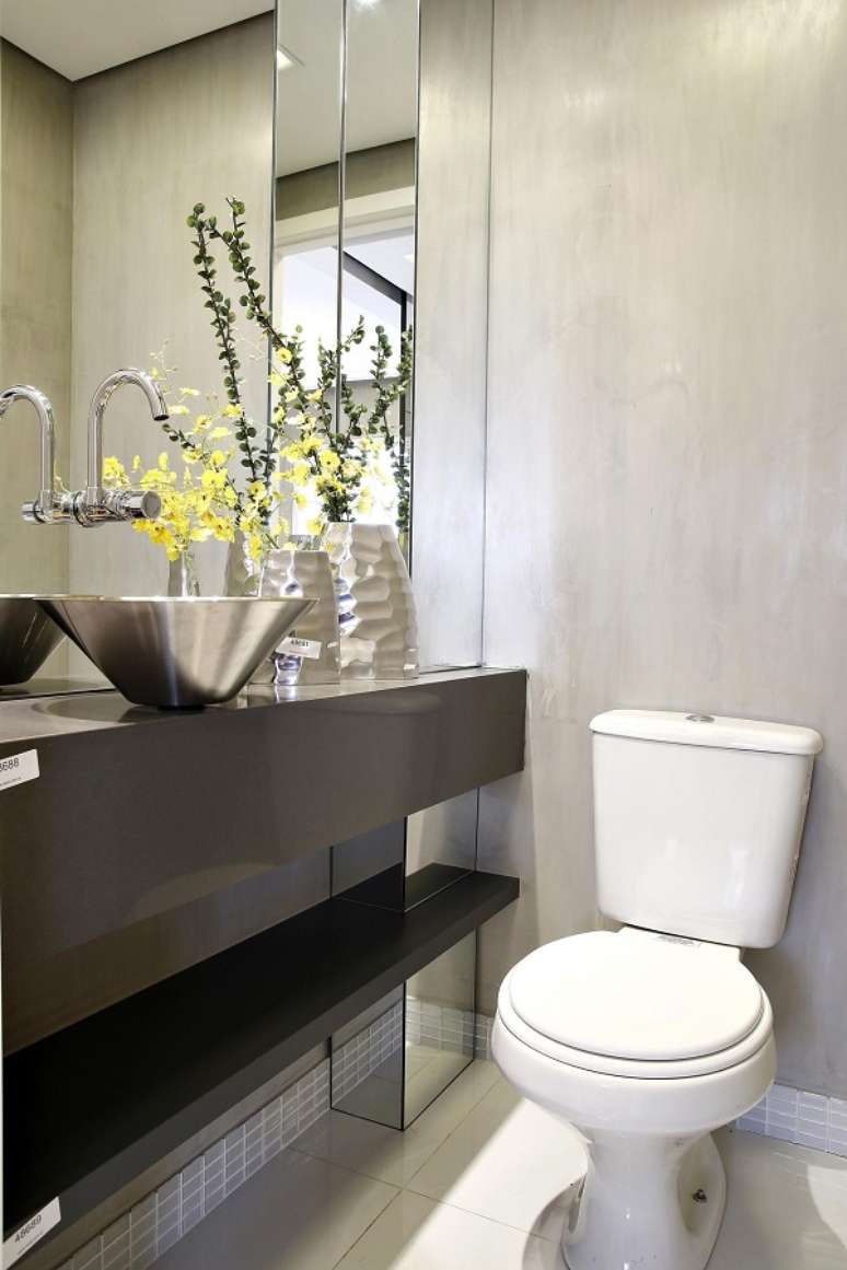 13. Decora&ccedil;&atilde;o cl&aacute;ssica para lavabo embaixo da escada e pia preta &ndash; Foto Marel Grupo Factory