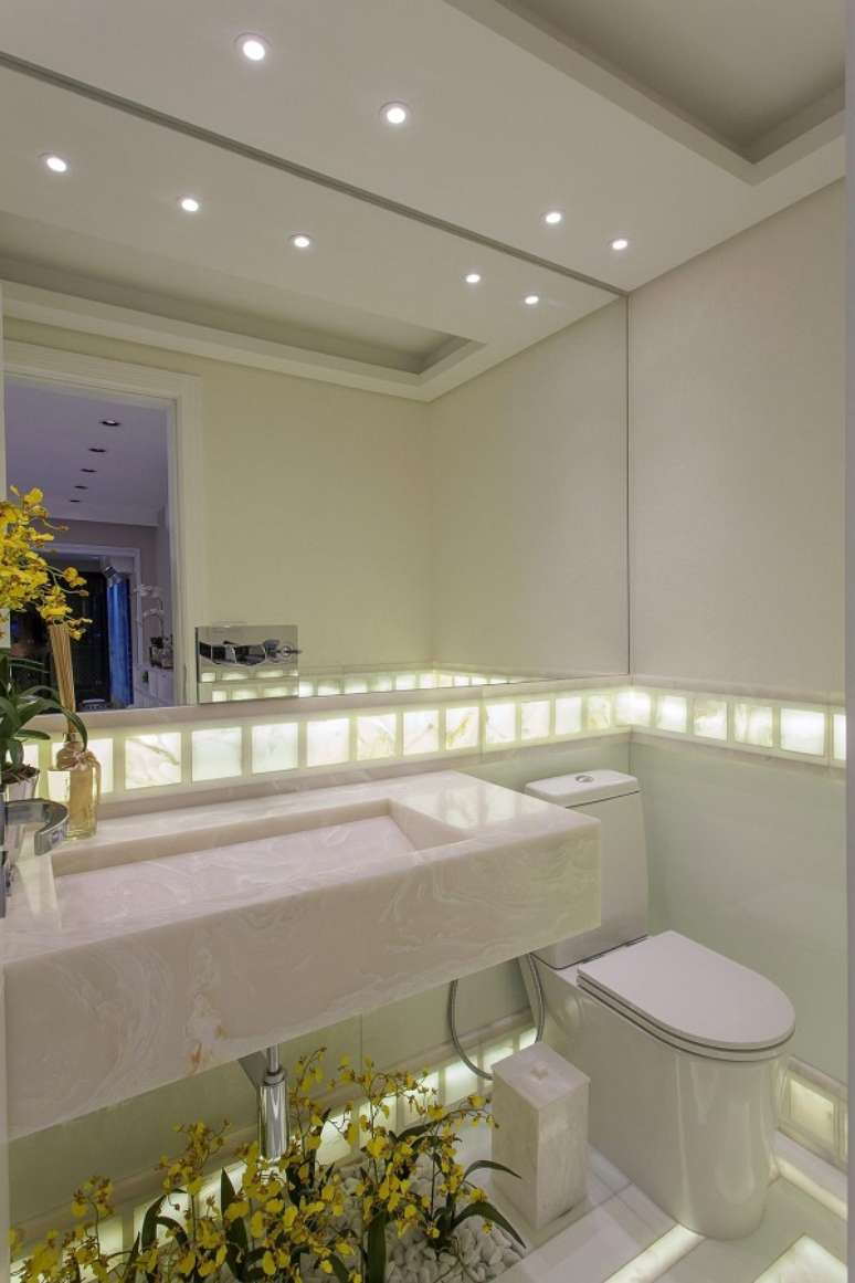 44. Decora&ccedil;&atilde;o iluminada de lavabo embaixo da escada &ndash; Foto Iara Kilaris