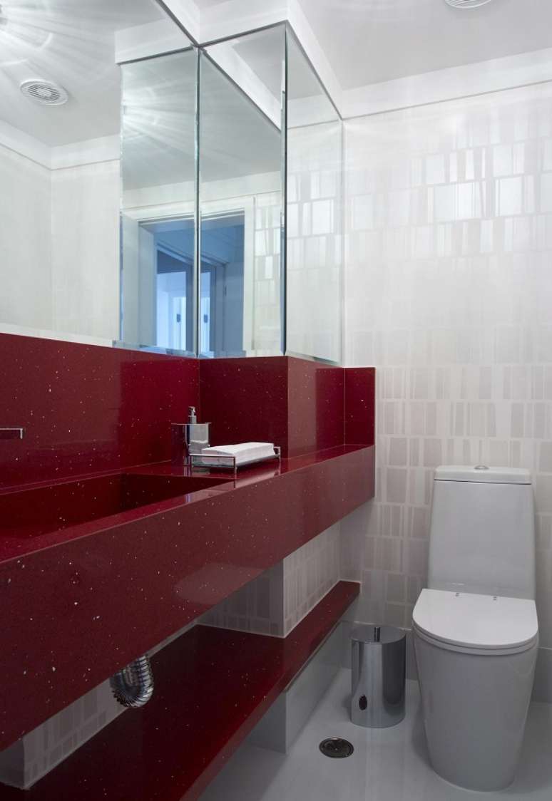 50. Decora&ccedil;&atilde;o de lavabo embaixo da escada com pia vermelha esculpida &ndash; Foto Erica Salguero