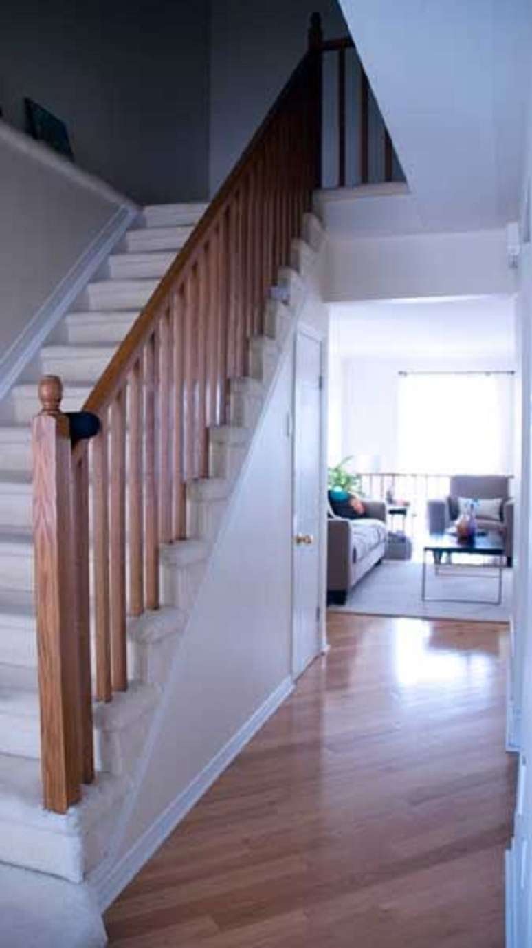 24. Lavabo embaixo da escada no sobrado pequeno &ndash; Foto Pijia