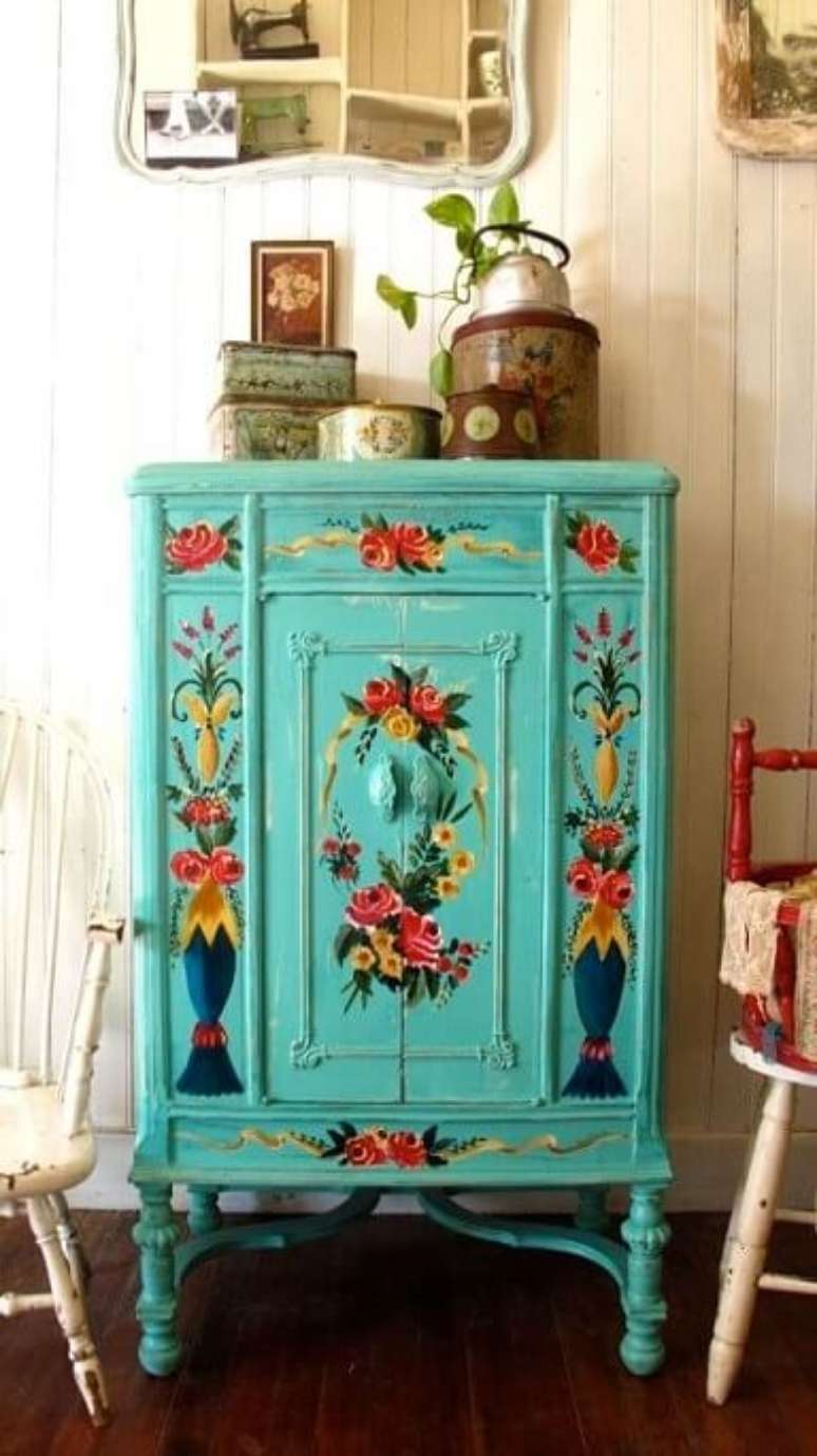 49. C&ocirc;moda pequena pintada com estampa de flores. Moveis Usados. Foto de Paula Salvador Blog