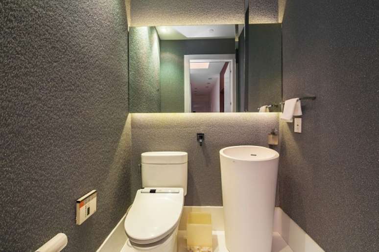 12. Decora&ccedil;&atilde;o cinza com pia branca redonda no lavabo embaixo da escada &ndash; Foto Infinity Space