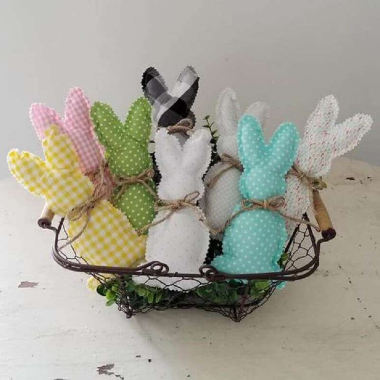 22. Modelo de enfeites de P&aacute;scoa em feltro decorando cesta r&uacute;stica &ndash; Foto: Etsy