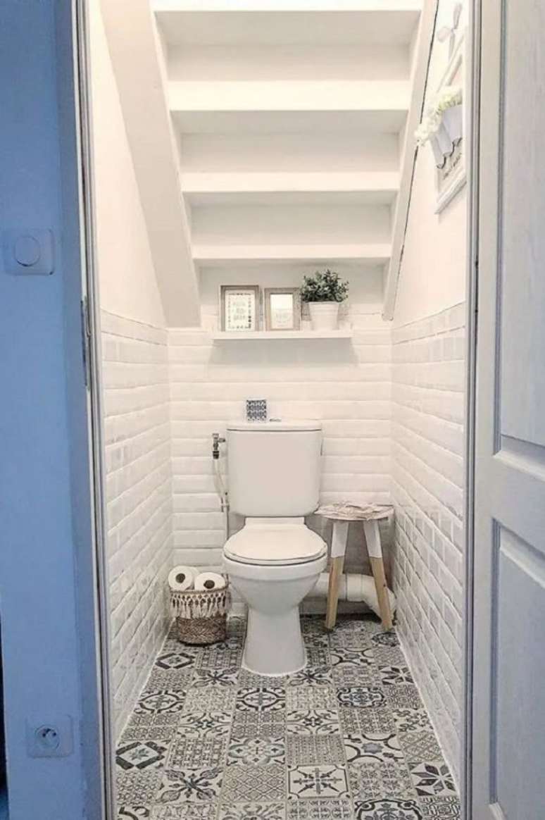 28. Lavabo embaixo da escada com revestimento de tijolinho branco -Foto Clear Crochet