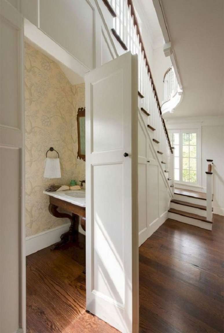 7. Lavabo embaixo da escada estilo rustico &ndash; Foto Carolyn Malin