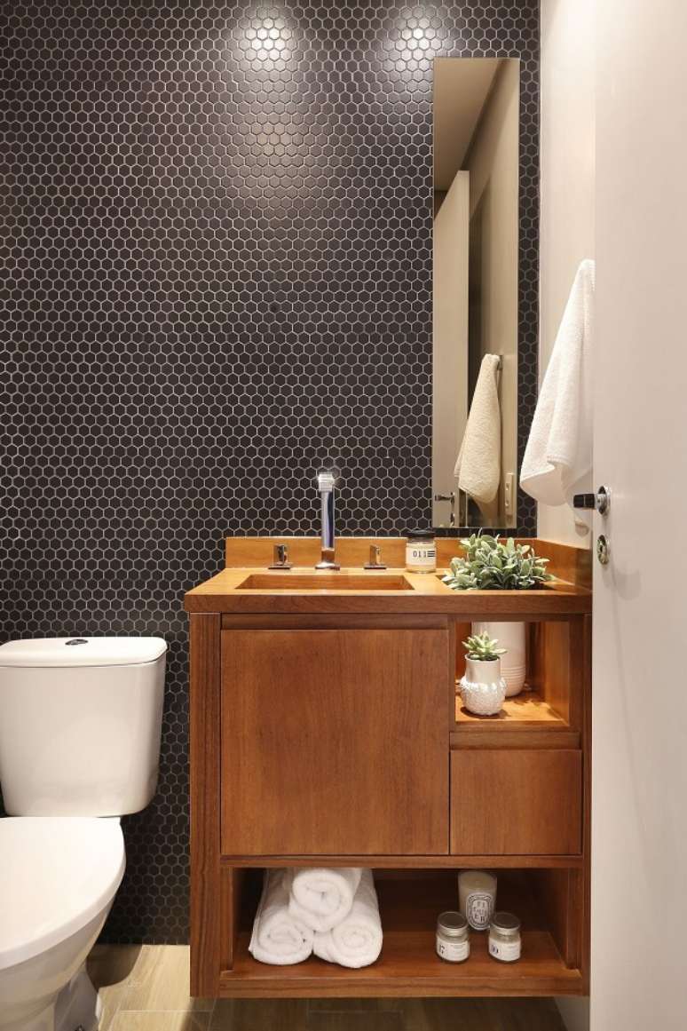 41. Decora&ccedil;&atilde;o pequena com lavabo embaixo da escada e gabinete de madeira &ndash; Foto Degrade Decoracao