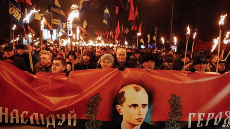 Manifesta&ccedil;&atilde;o de ucranianos de extrema direita em Kiev, em 2015, com a bandeira de nacionalista ucraniano Stepan Bandera, que colaborou com nazistas