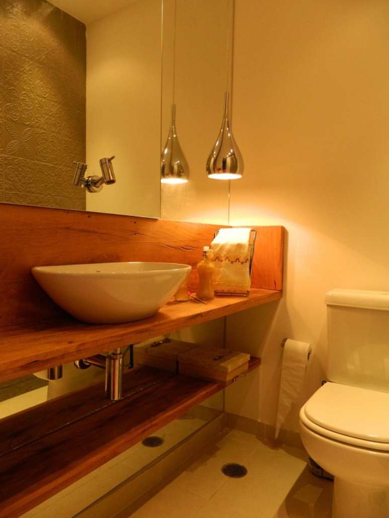 16. Pendente na decora&ccedil;&atilde;o de lavabo embaixo da escada &ndash; Foto Adriana Victorelli