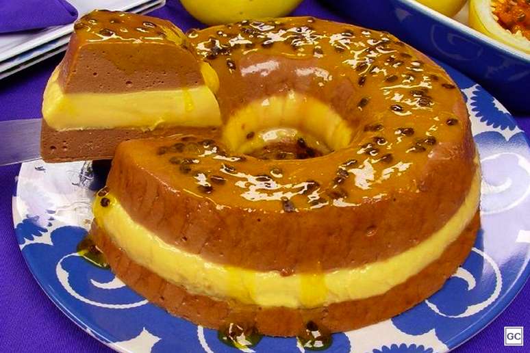 Pudim de chocolate com maracuj&aacute;/sobremesas de P&aacute;scoa &ndash; Foto: Guia da Cozinha