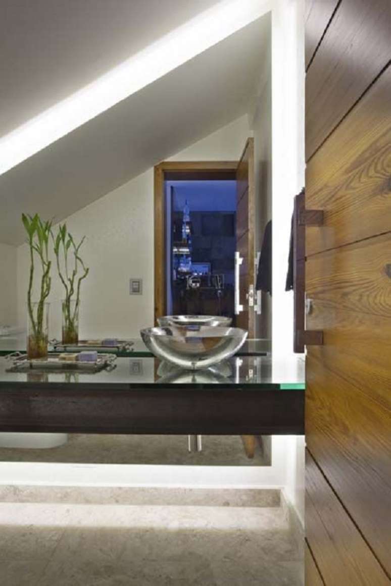 30. Lavabo embaixo da escada com pia preta e cuba em inox &ndash; Foto Guardini Stancati Arquitetura E Designer