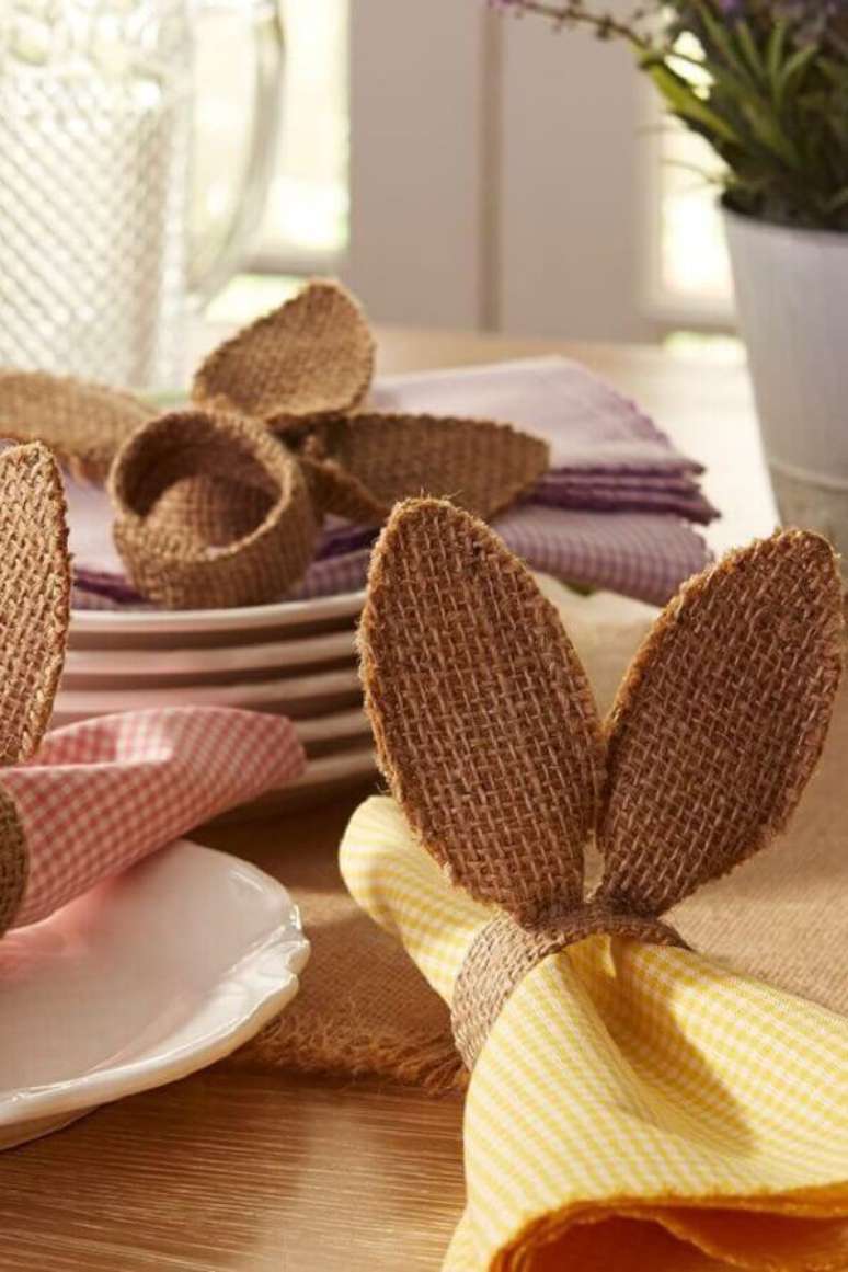 29. Enfeites de P&aacute;scoa para Decora&ccedil;&atilde;o de mesa r&uacute;stica com porta guardanapos &ndash; Foto: Revista Artesanato