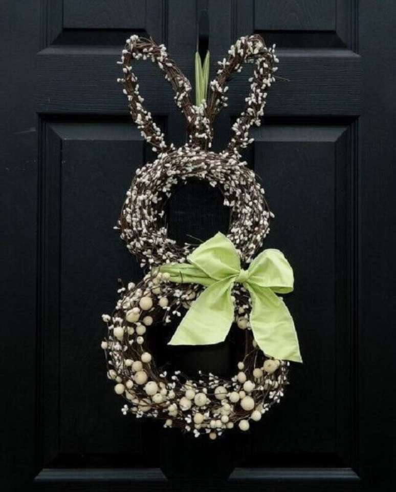 55. Porta decorada com enfeites de P&aacute;scoa r&uacute;stico e delicado &ndash; Foto: Architecture Art Designs