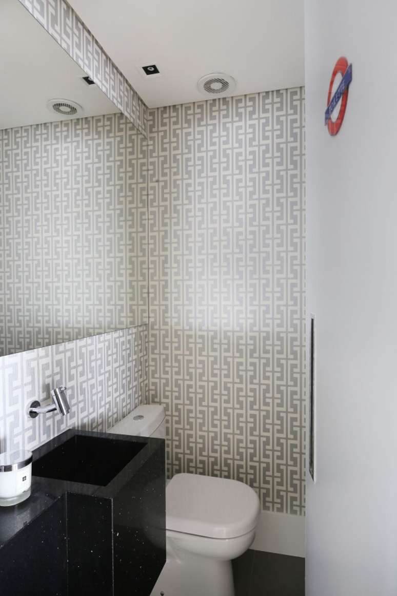 47. Decora&ccedil;&atilde;o com papel de parede geom&eacute;trico e lavabo embaixo da escada &ndash; Foto Juliana Muchon