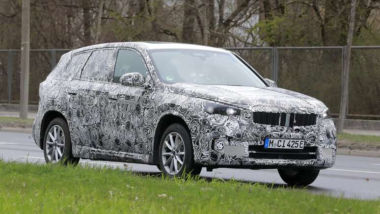 BMW iX1 flagrado em testes na Europa