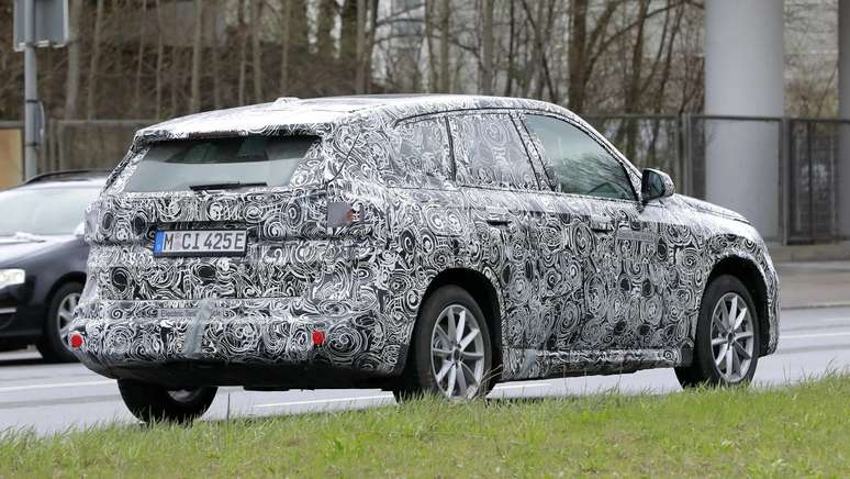 BMW iX1 flagrado em testes na Europa