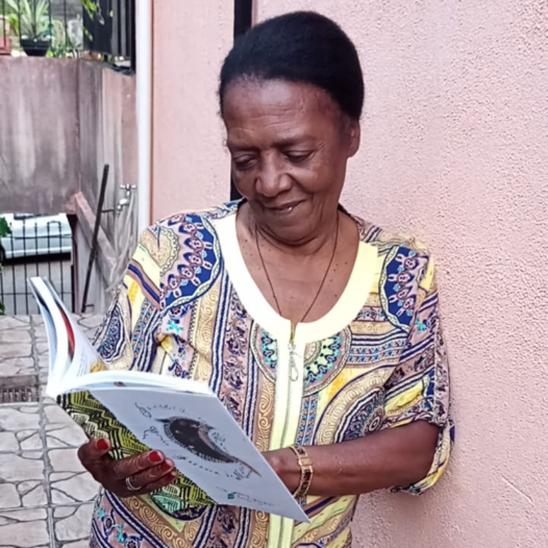 Maria Rosário com o livro em mãos