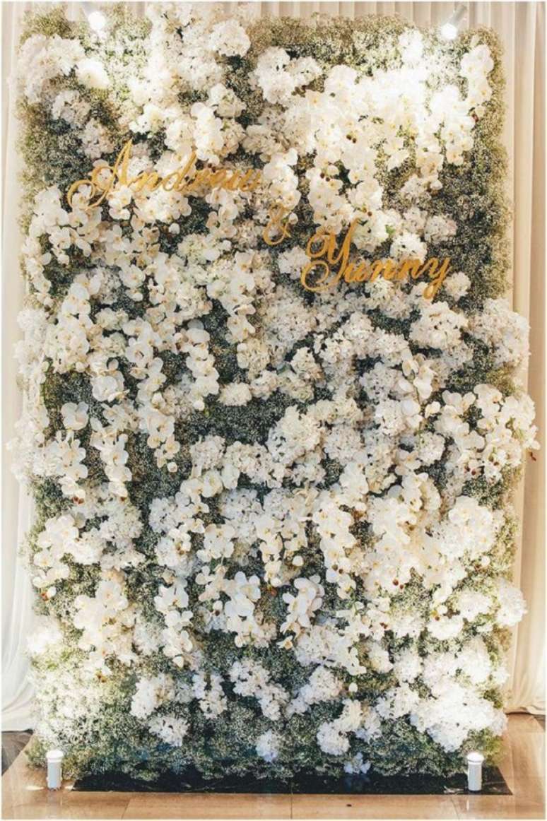 39. Parede de flores cor branca com letreiro dourado – Foto Happy Wedding