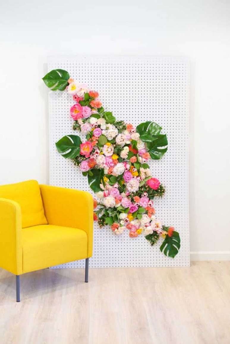 35. Parede de flores colorida e folhas &ndash; Foto Decor Facil