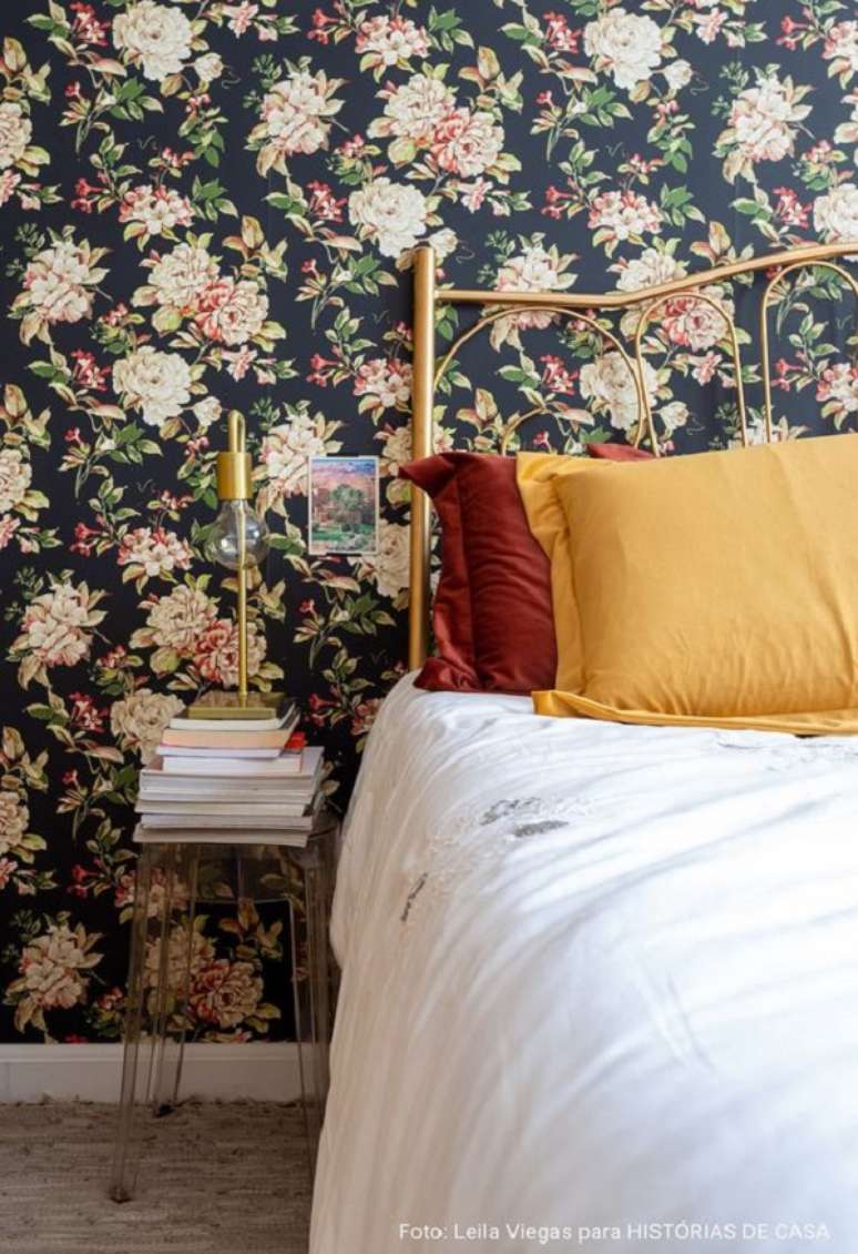 50. Quarto com papel de parede de flores com fundo preto e flores claras &ndash; Foto Historias De Casa
