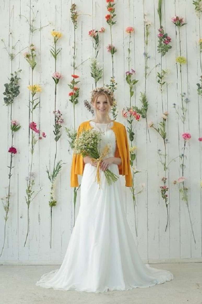 20. Decora&ccedil;&atilde;o com parede de flores cor de rosa e amarelo &ndash; Foto Casorio Vista