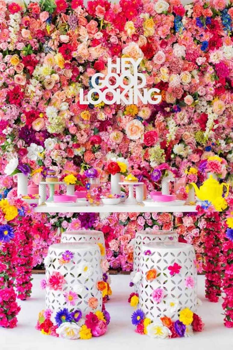 25. Festa com parede de flores artificiais na decora&ccedil;&atilde;o &ndash; Foto Decor Facil