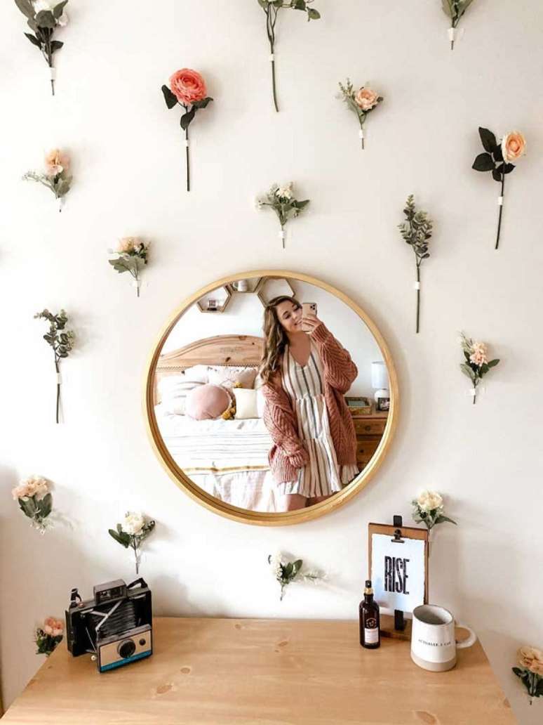 51. Quarto com parede de flores ao redor do espelho – Foto We Fashion Trends